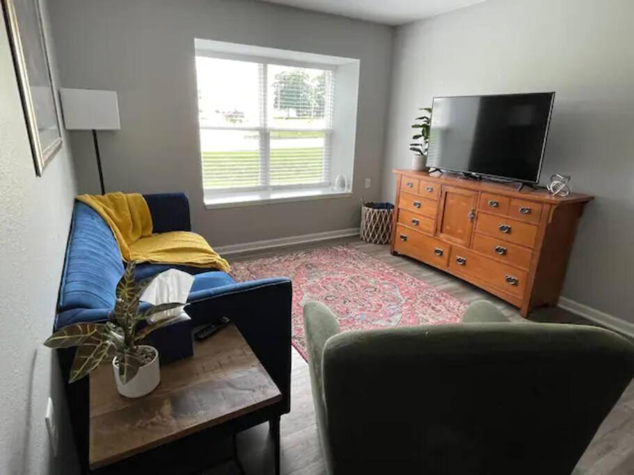 The Bernice - 2 Bedroom Apt In Quilt Town, Usa Hamilton Exterior photo